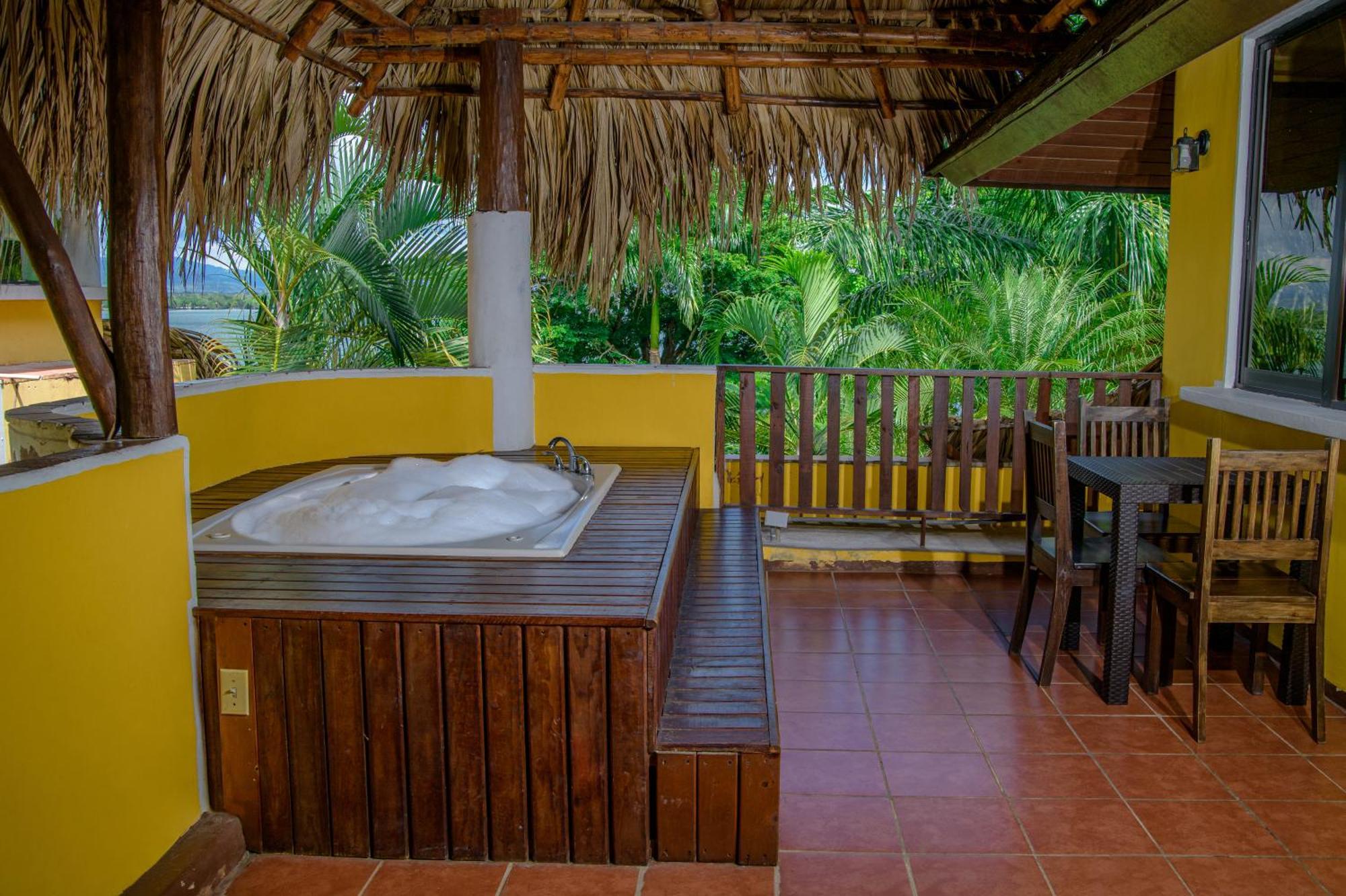 Banana Palms Hotel Rio Dulce Town Exterior foto